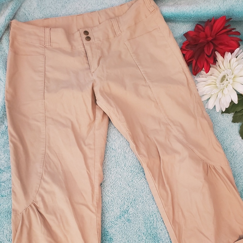 Good condition tan Kuhl capris, size medium